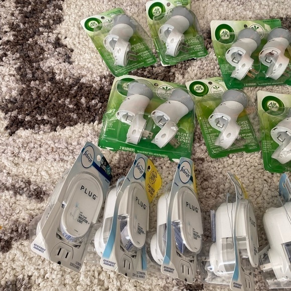 Lot of 21 Febreze, Air Wick & Glade Air Freshners Plug Ins - Picture 3 of 3